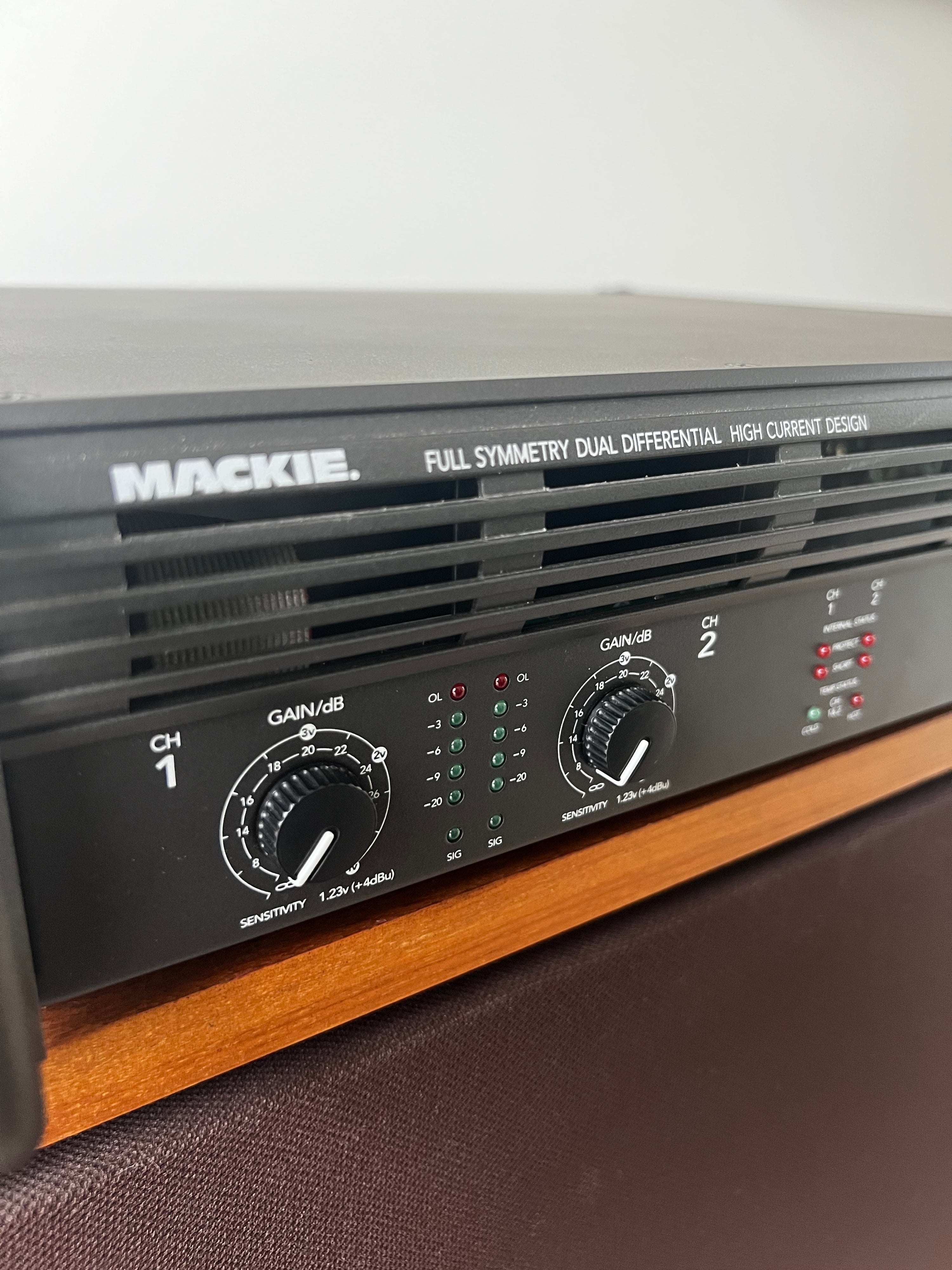 Mackie M1400 _Amplificateur de puissance