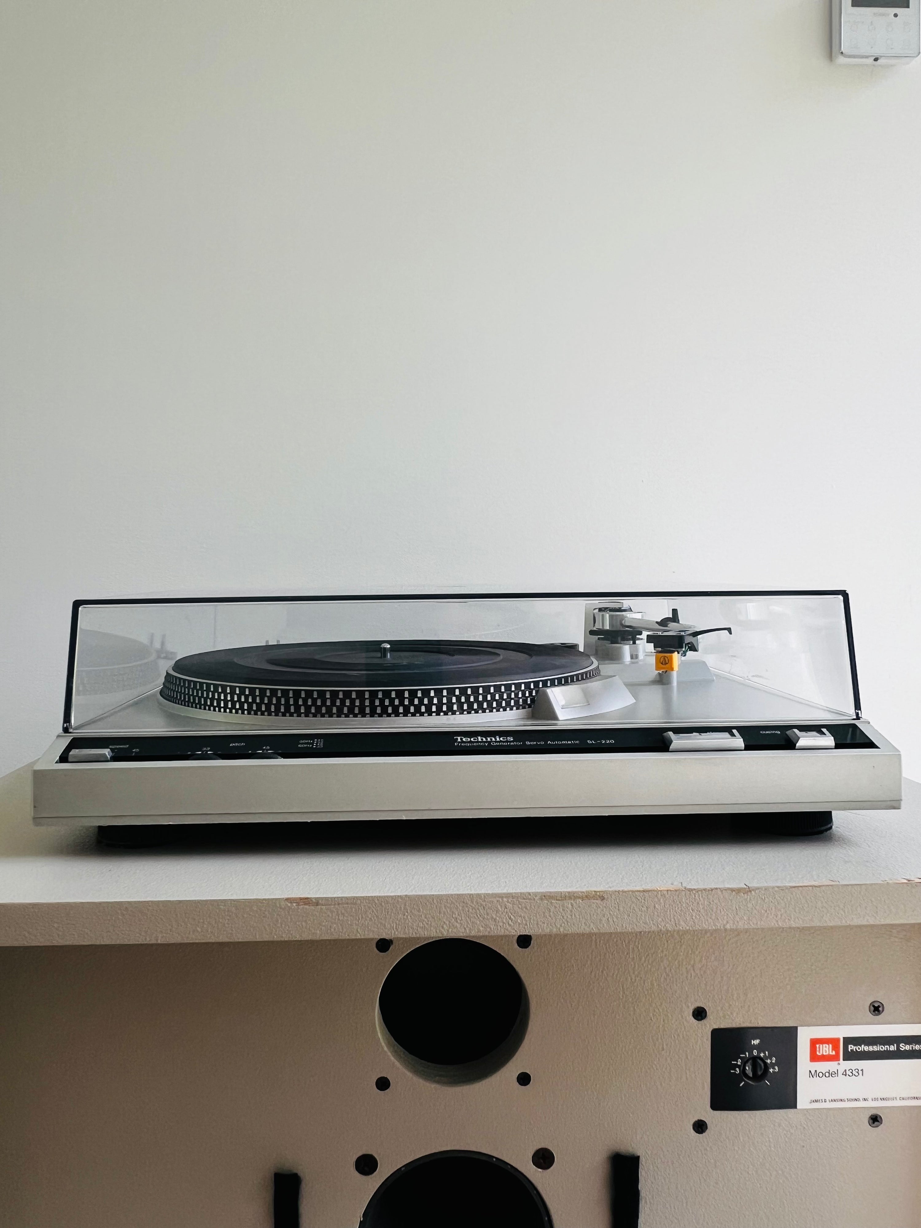Technics SL-220 Belt-Driven Turntable