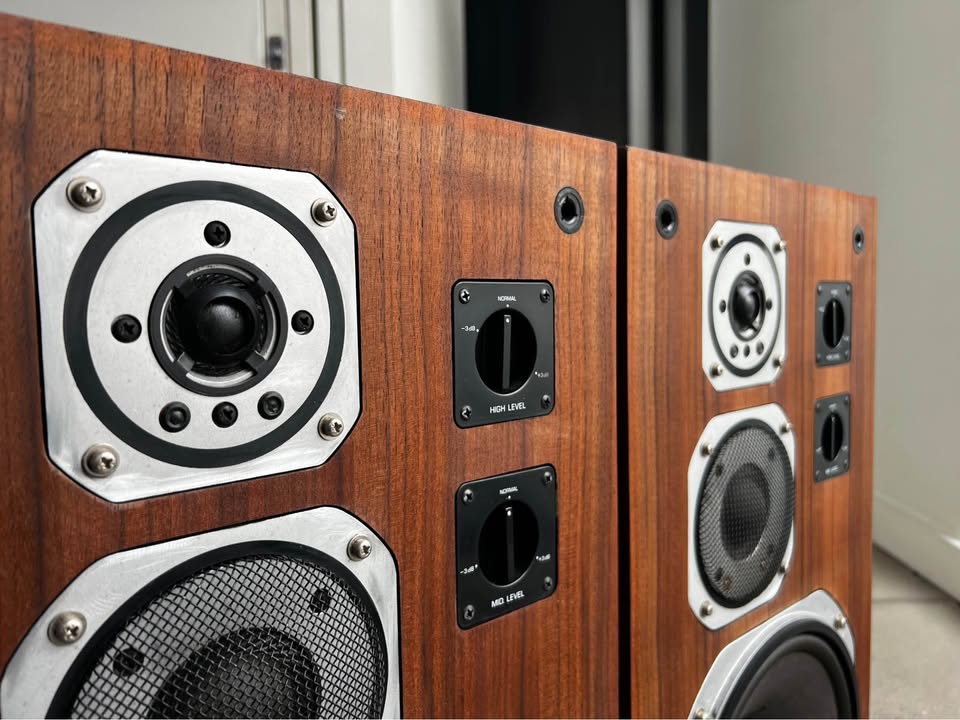 Yamaha NS-670 bookshelf speakers