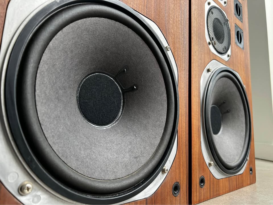 Yamaha NS-670 bookshelf speakers
