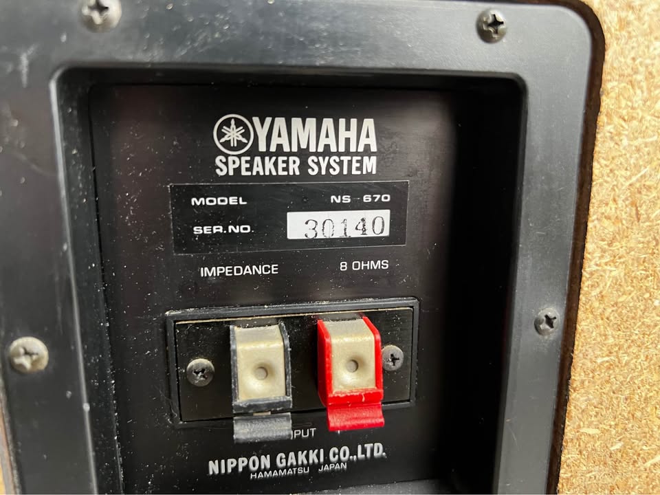 Yamaha NS-670 bookshelf speakers