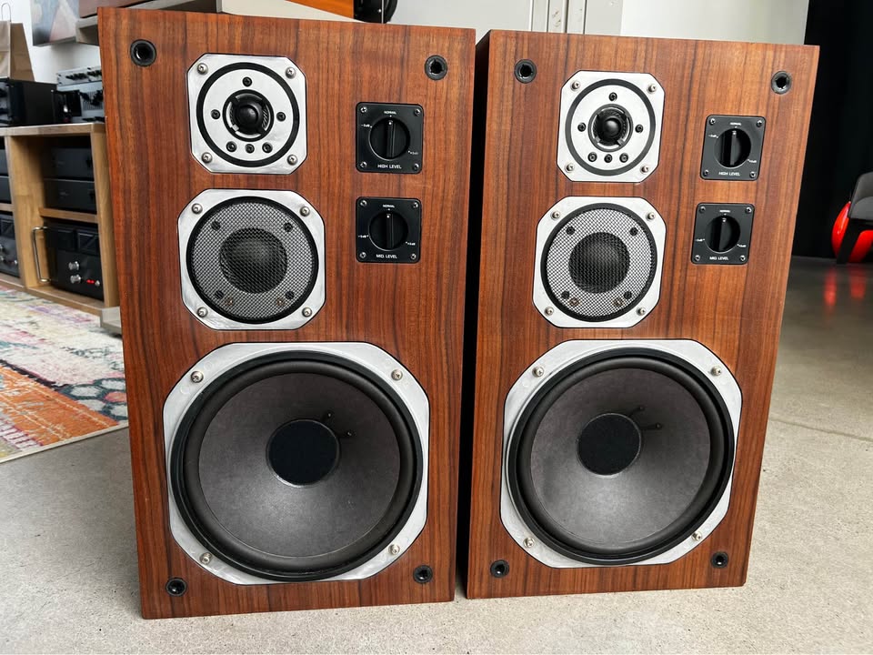 Yamaha NS-670 bookshelf speakers