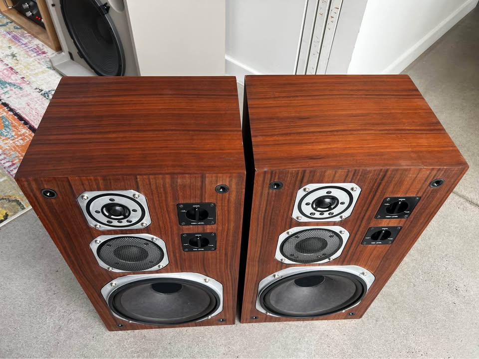 Yamaha NS-670 bookshelf speakers