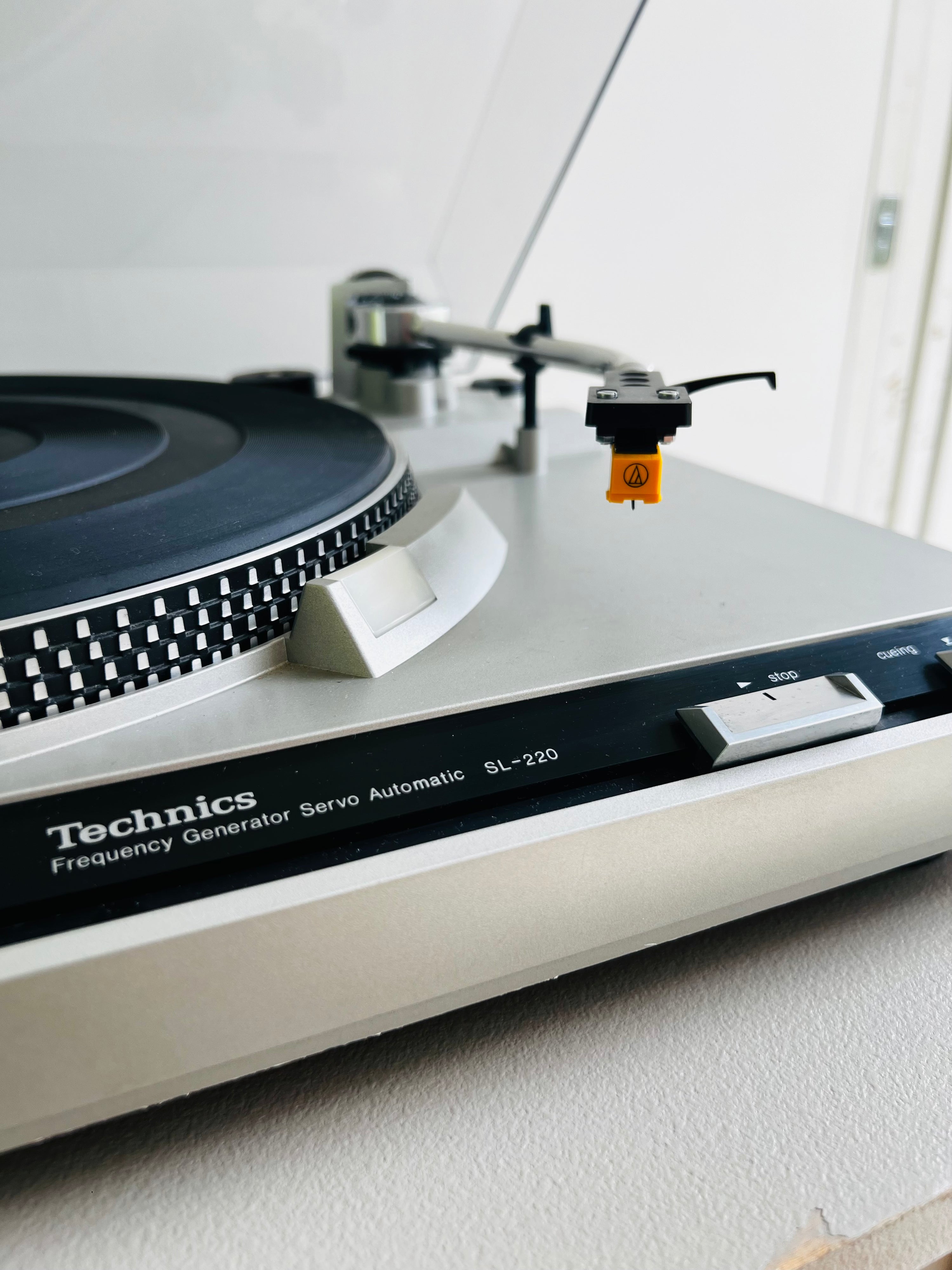 Technics SL-220 Belt-Driven Turntable