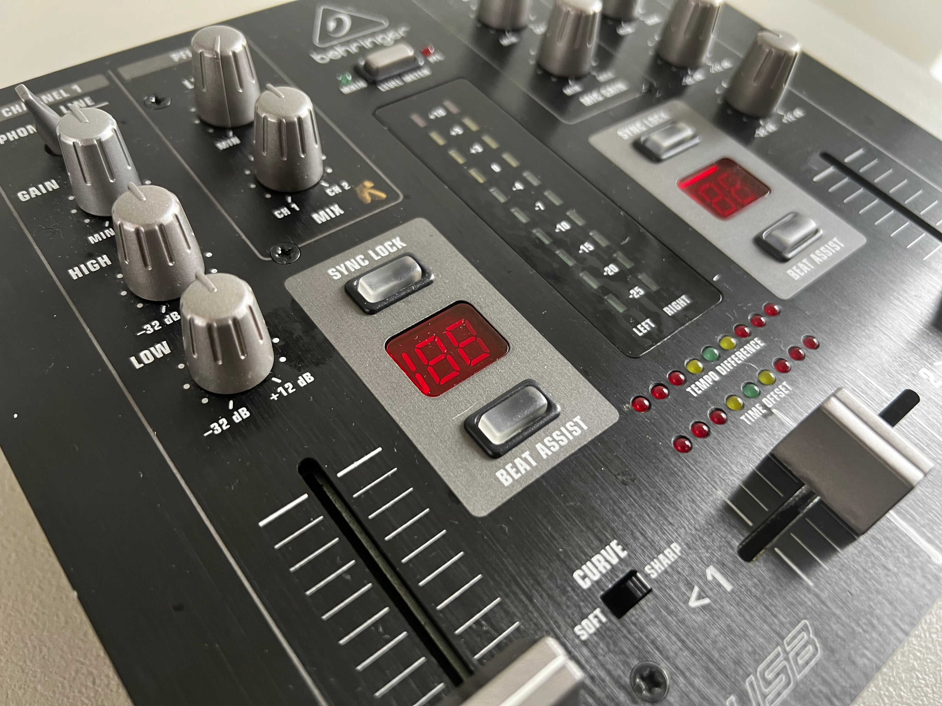 Behringer VMX100 _Mixeur