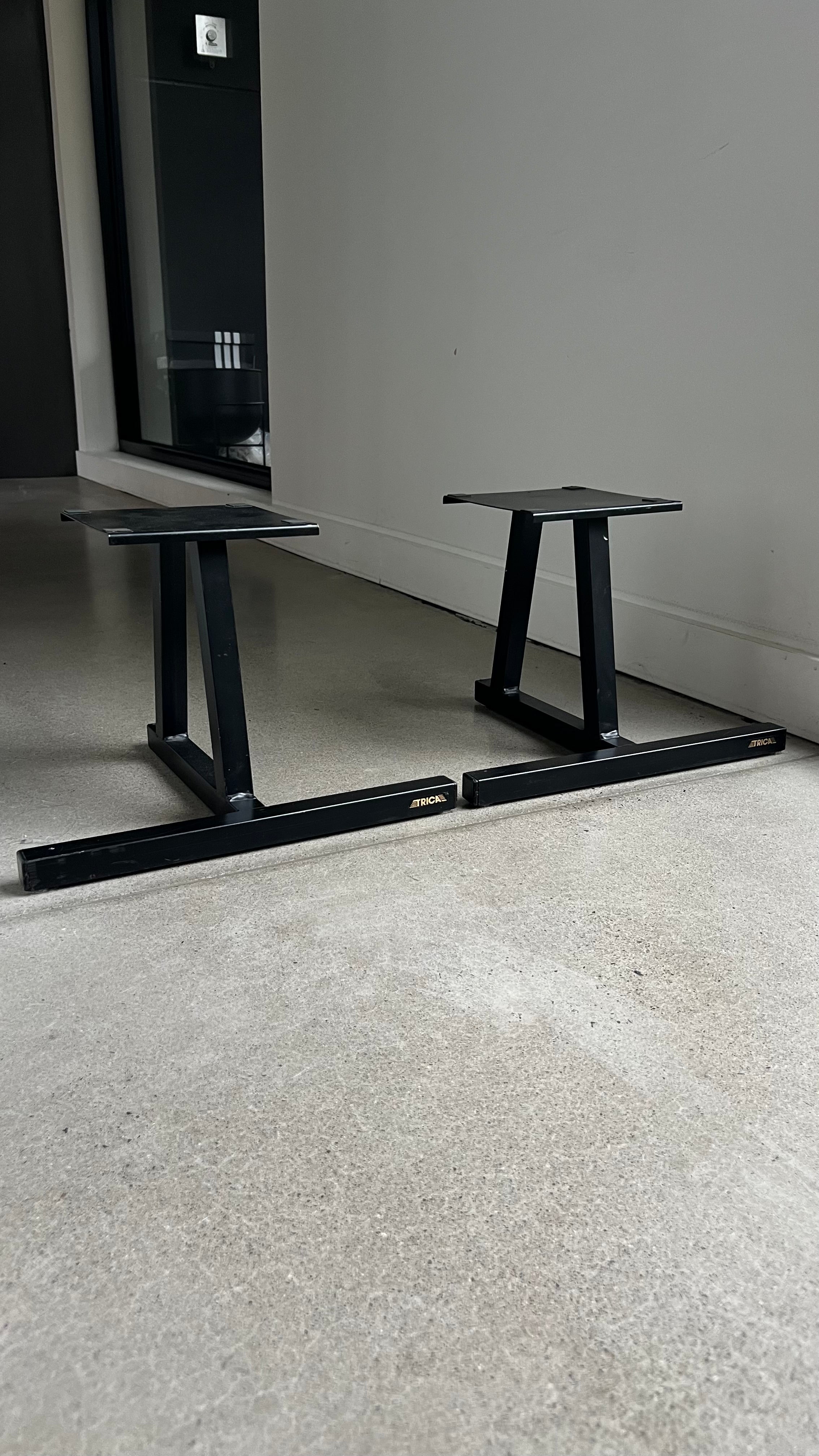 Trica _Paire de support d’acier pour haut-parleurs