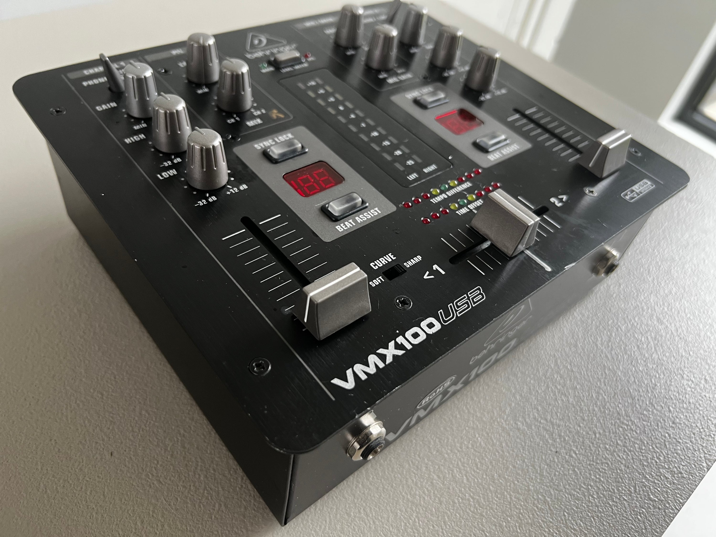 Behringer VMX100 _Mixeur