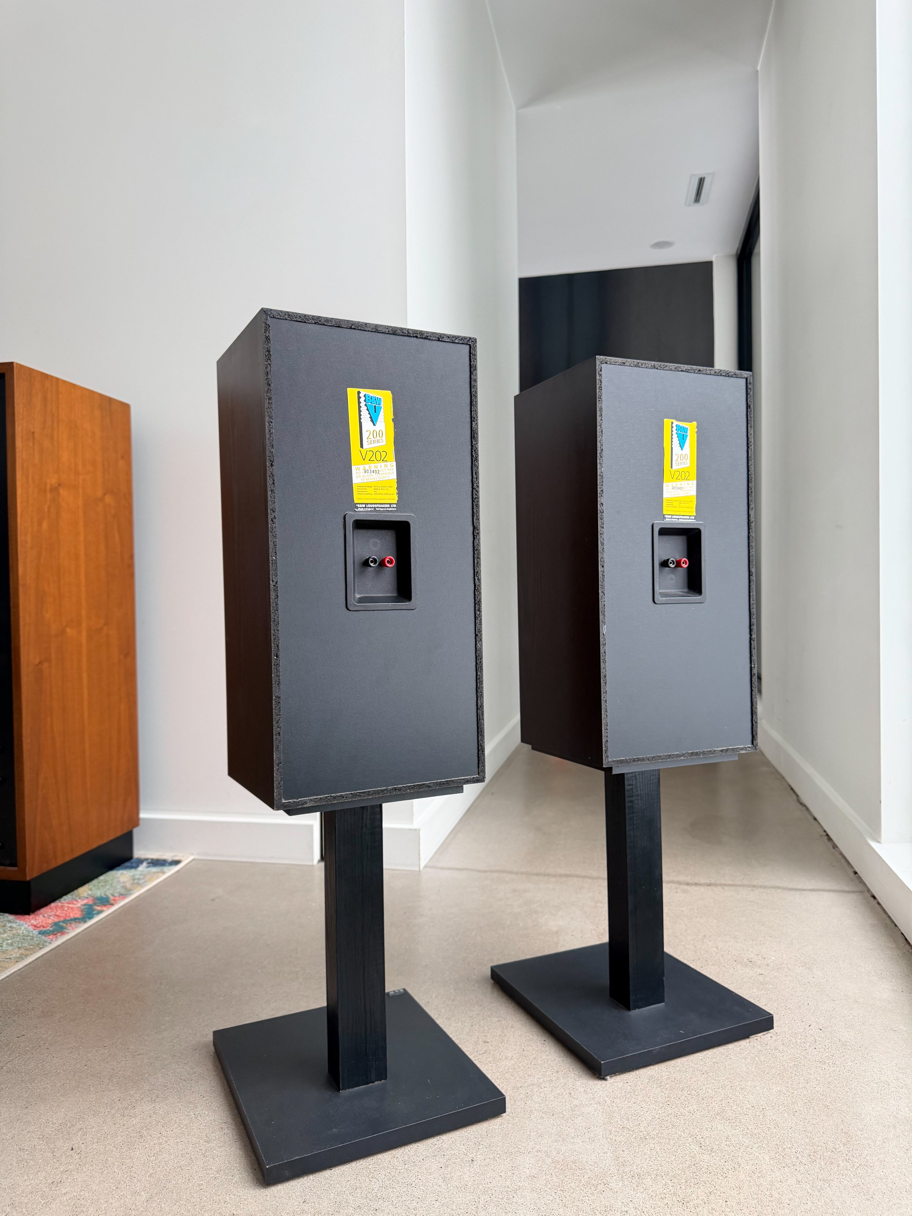 Bowers & Wilkins V202 _Floorstanding speakers