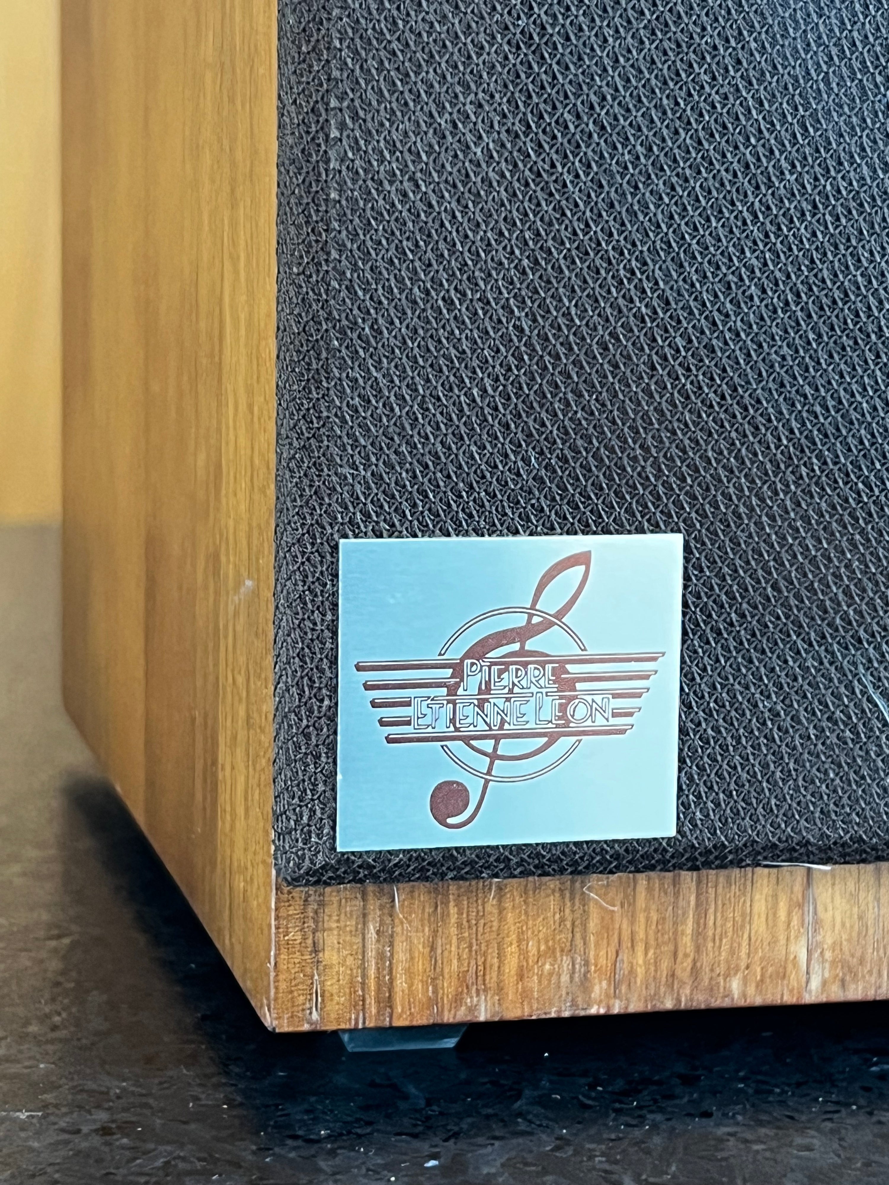 Pierre Étienne Léon Junior _Haut-parleurs d’étagère 