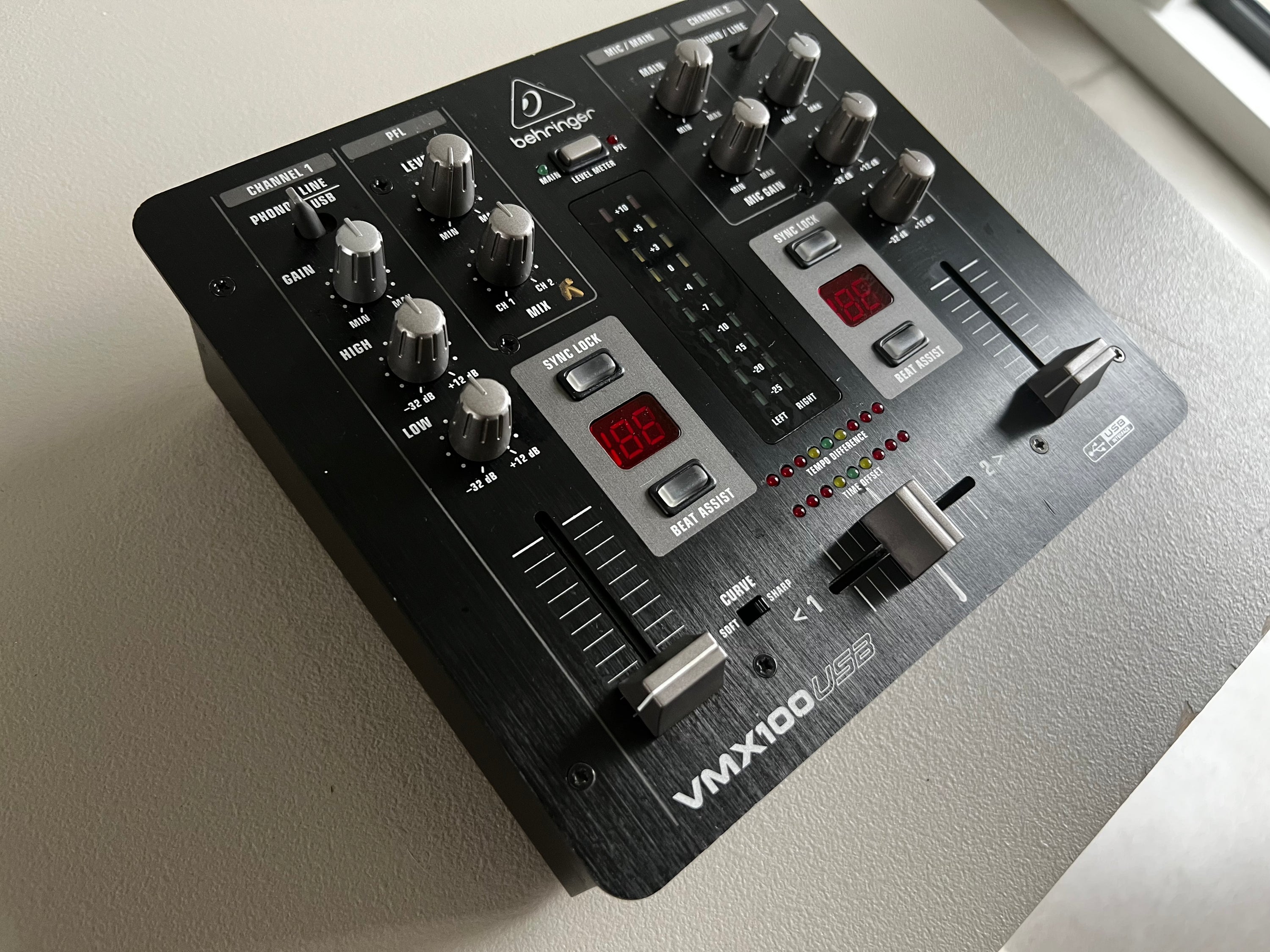 Behringer VMX100 _Mixeur