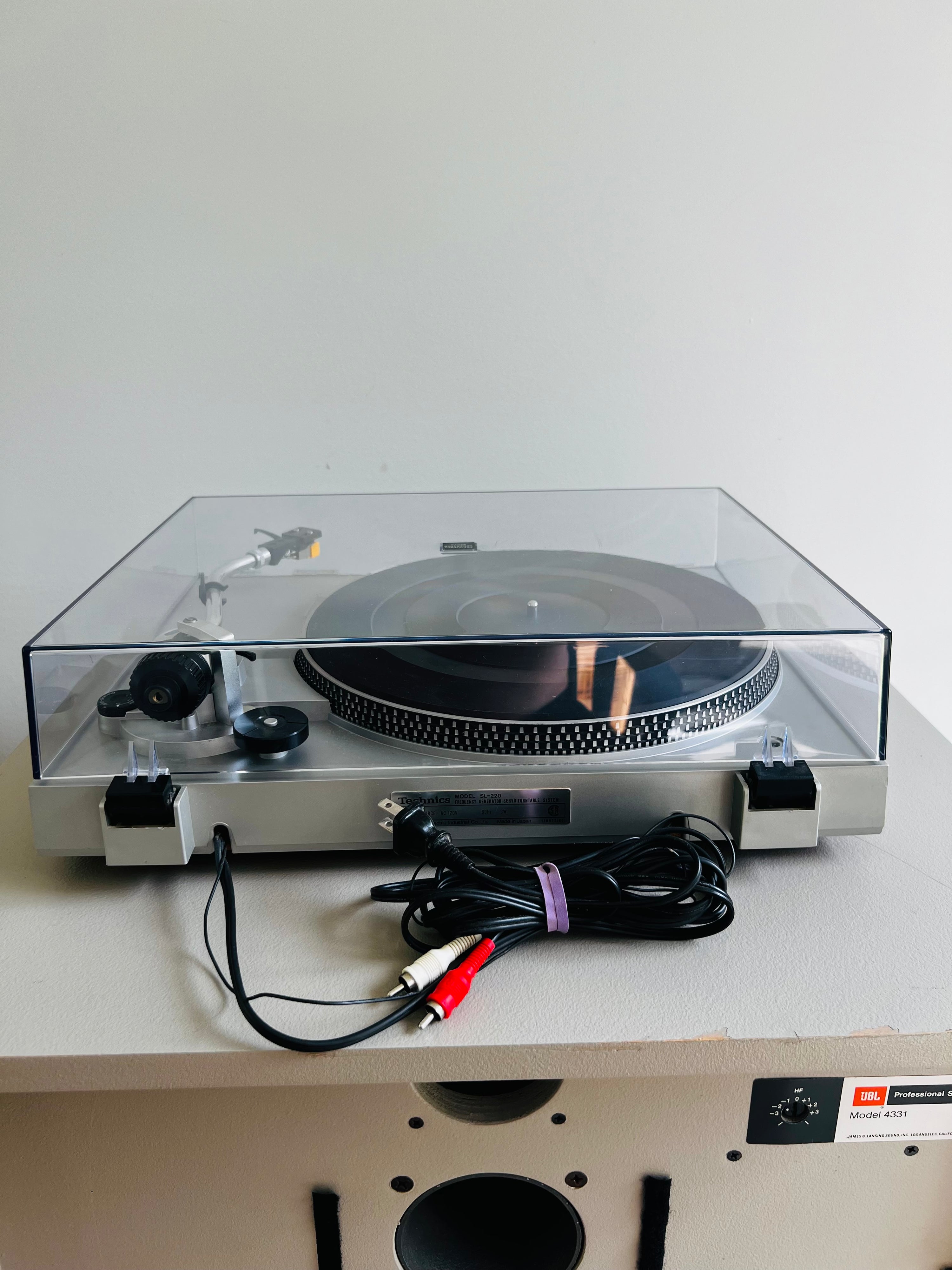 Technics SL-220 Belt-Driven Turntable