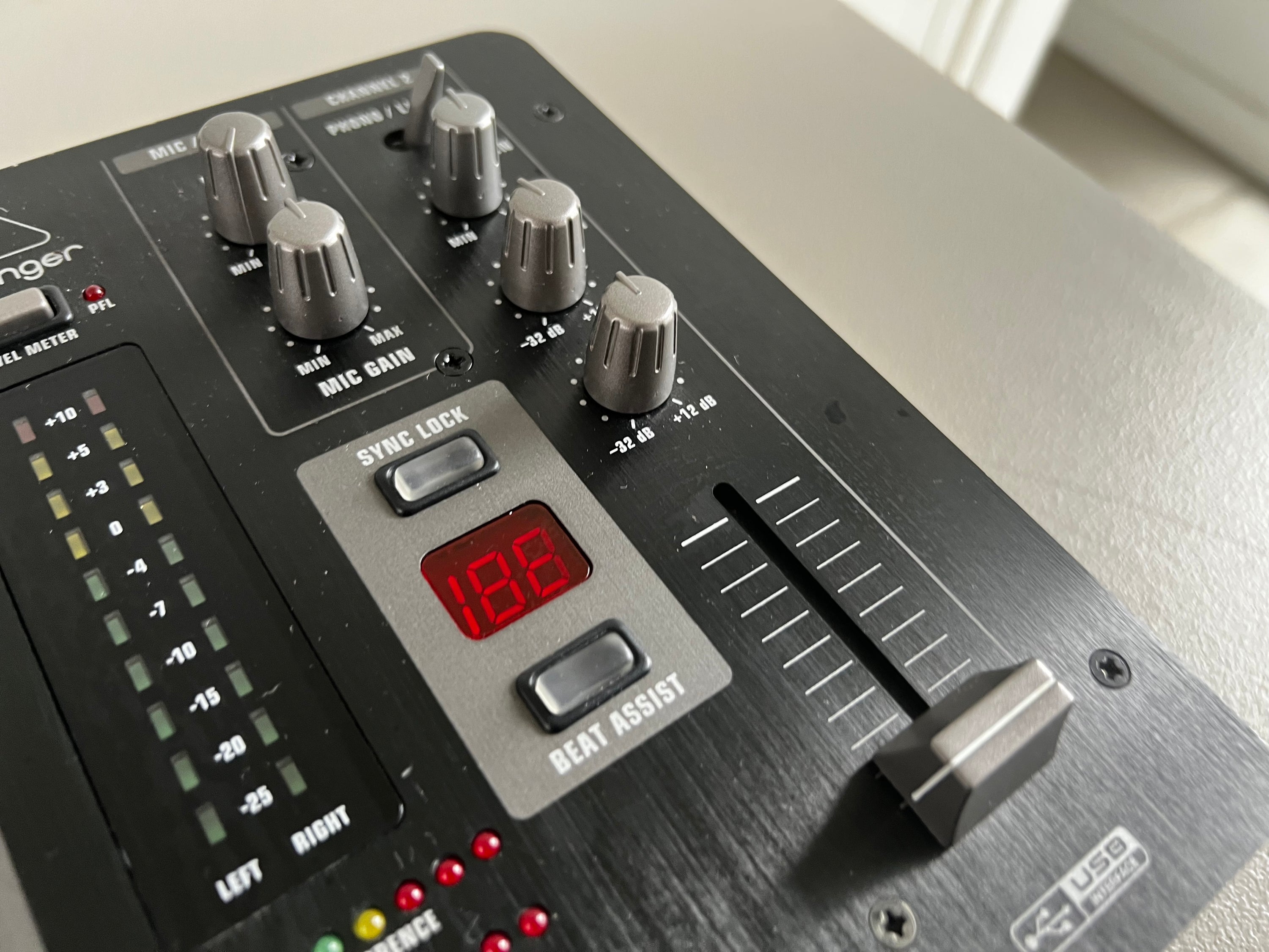Behringer VMX100 _Mixeur