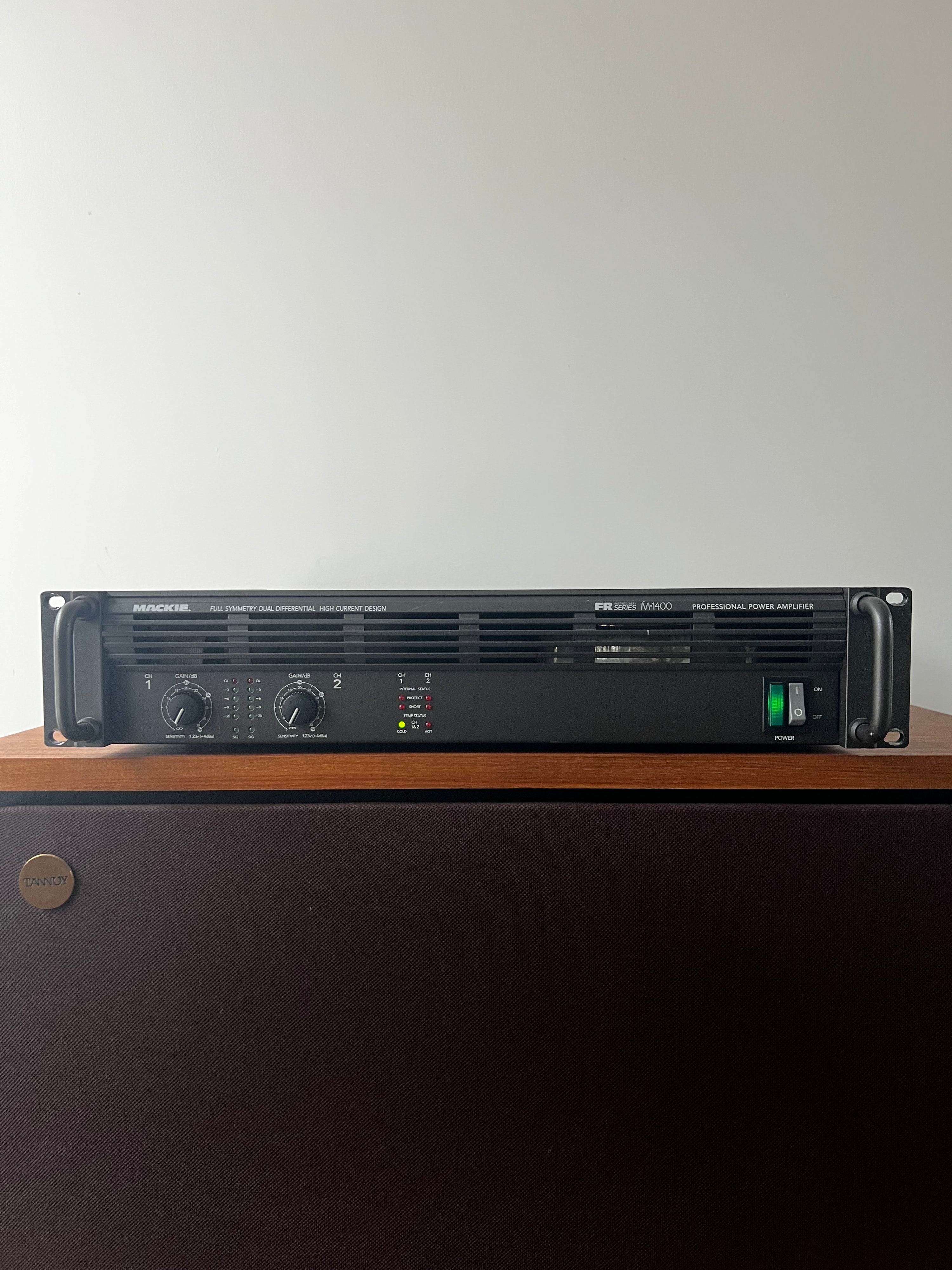 Mackie M1400 _Amplificateur de puissance